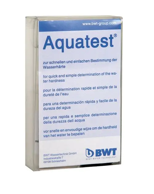 Wassertest-Set der Marke BWT zur schnellen Bestimmung der Wasserhärte, verpackt in einer transparenten Box mit mehrsprachiger Anleitung.